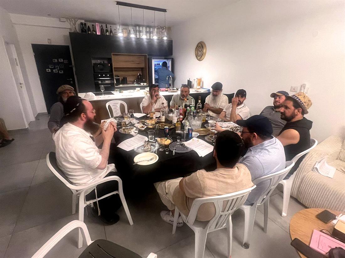 התוועדות וסעודה סביב שולחן