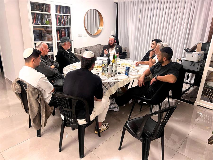שיעור בבית עם קבוצת משתתפים