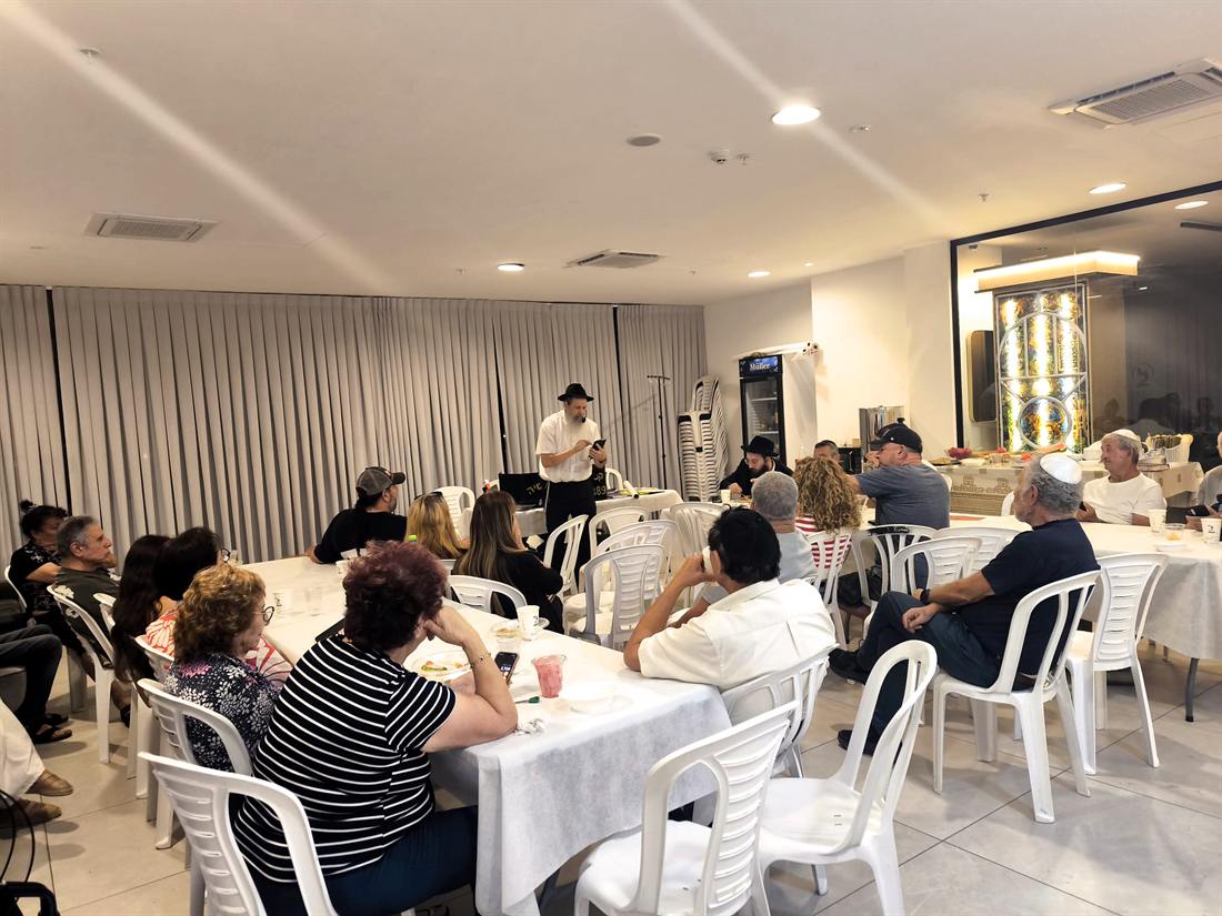 שיעור תורה עם קהל בבית חב״ד